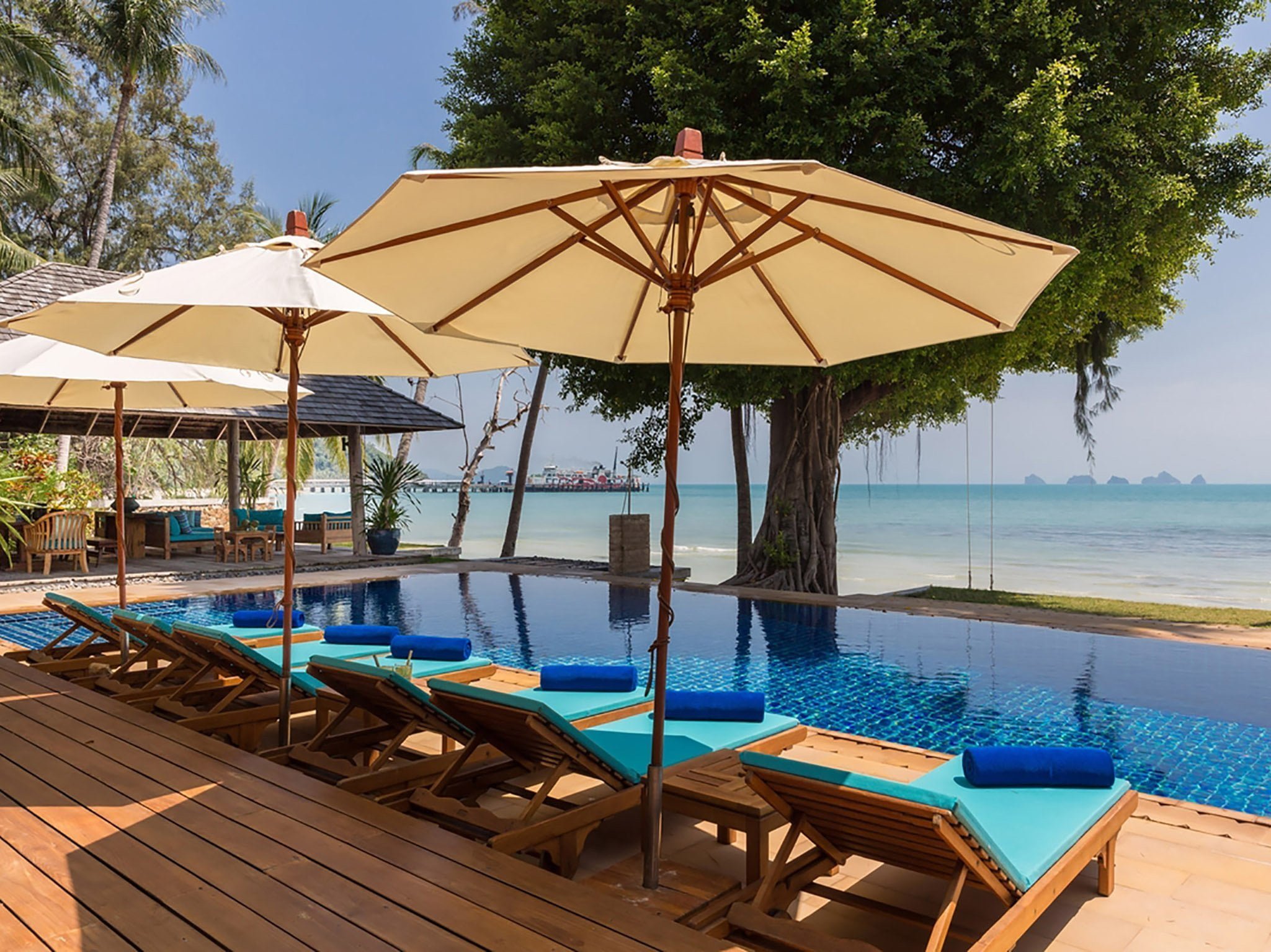 003 villa waimarie poolside sun loungers