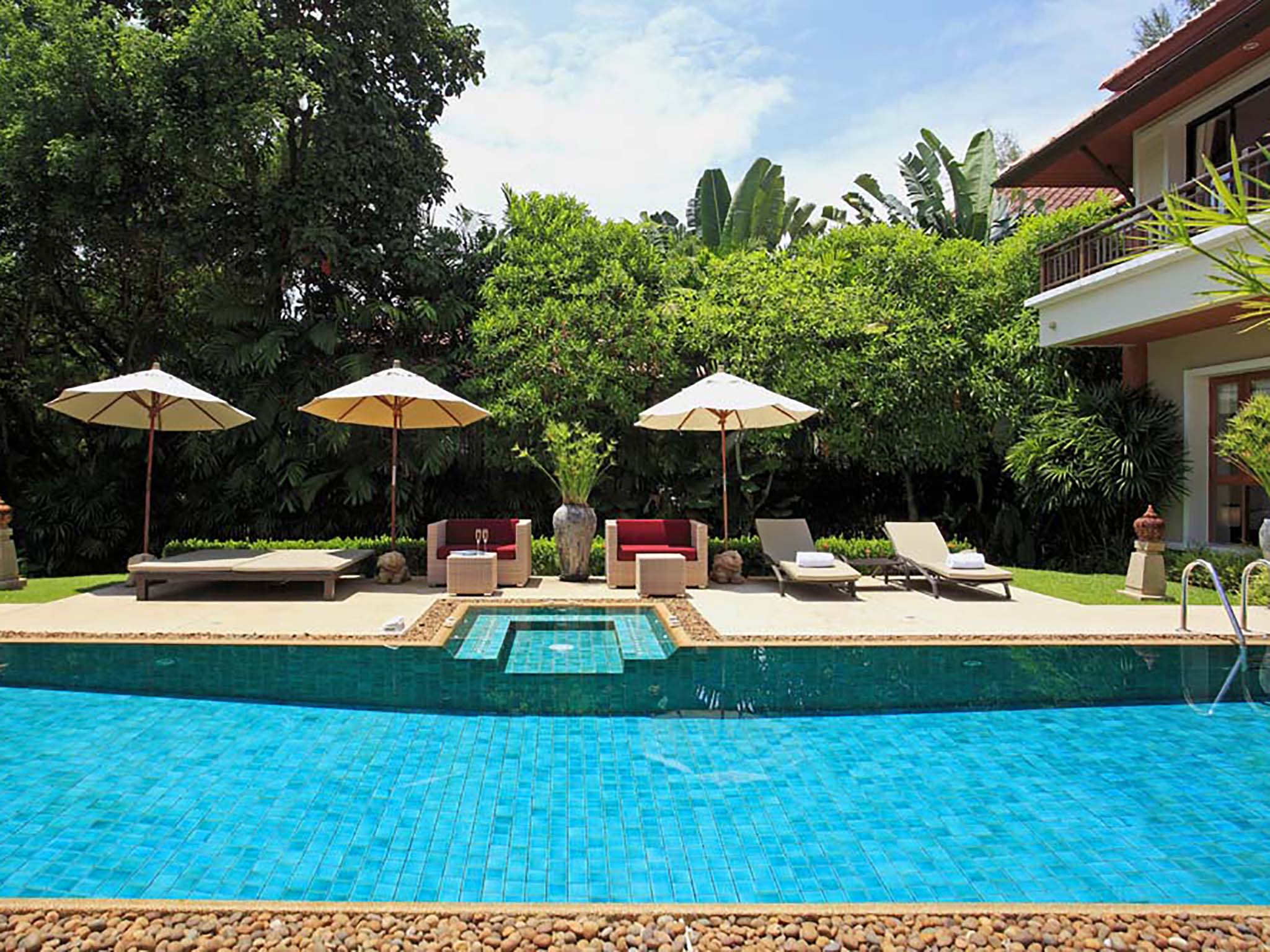 13. laguna waters poolside