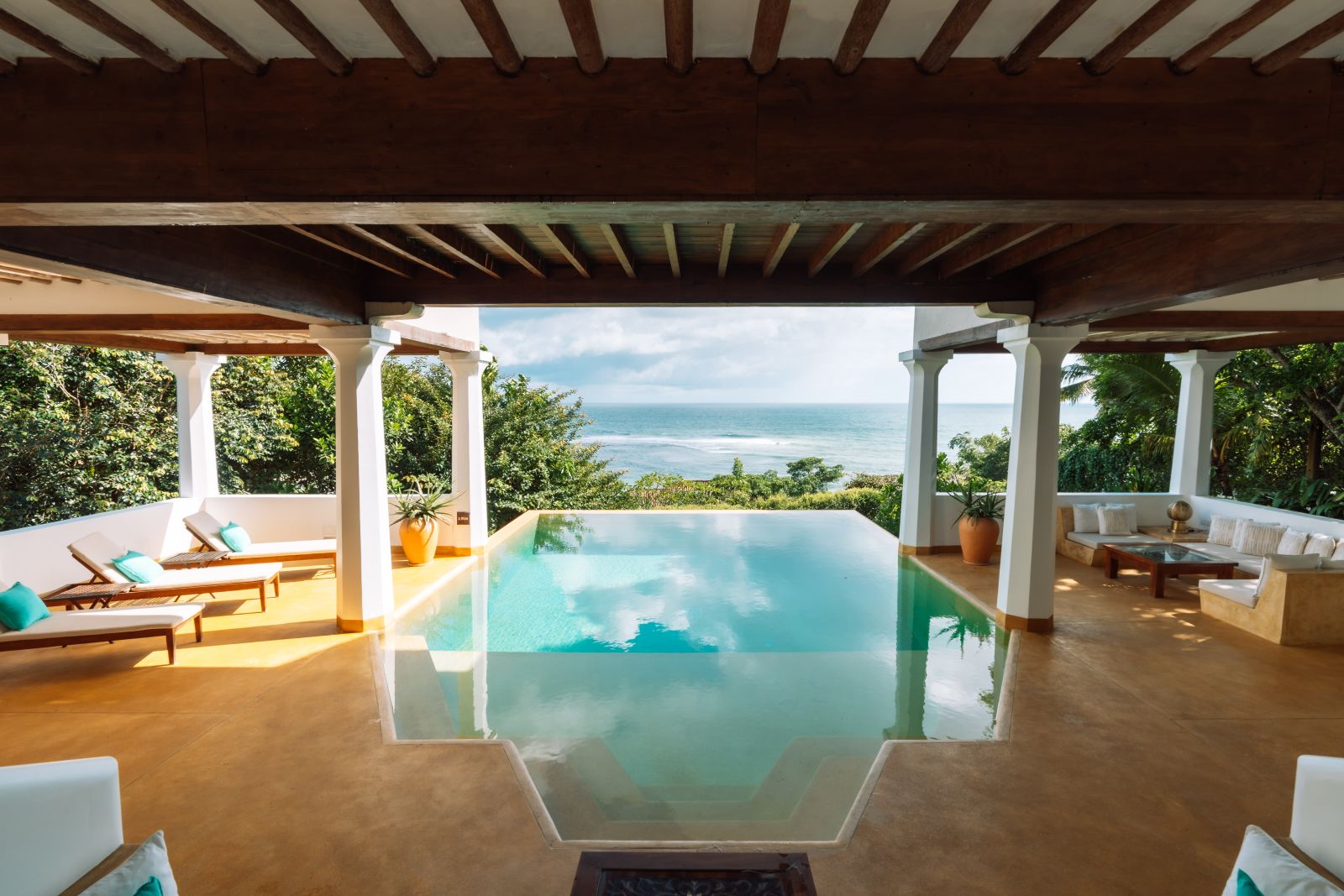 tropical studio â© 18