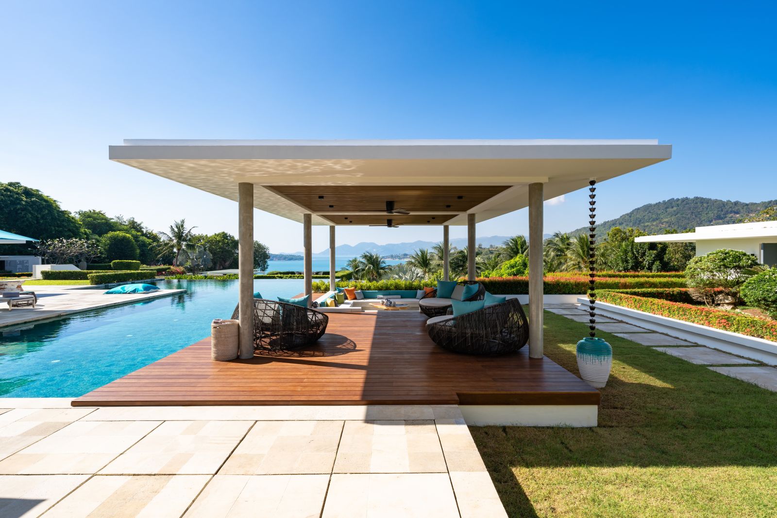 v22 outdoor lounge