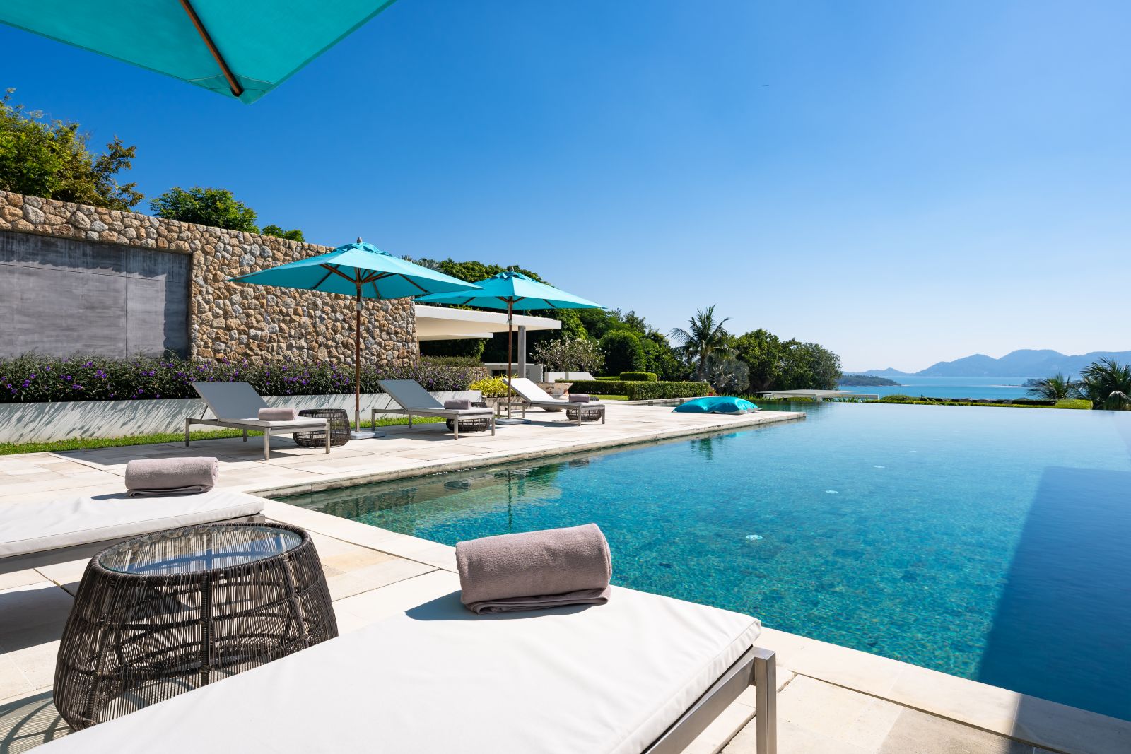 v22 sun loungers